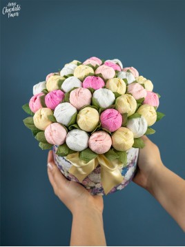 Букет цветя с шоколадови Трюфели в кръгла кутия "Hydrangea"