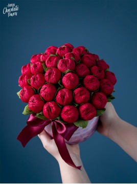 Букет цветя с шоколадови Трюфели в кръгла кутия "Sanguine Flores"