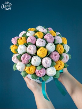 Букет цветя с шоколадови Трюфели в кръгла кутия "Flos Flavo Silva"