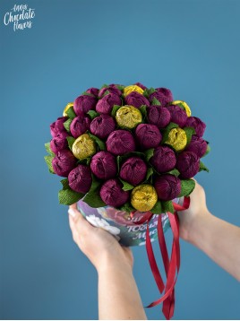 Букет цветя с шоколадови Трюфели в кръгла кутия "Аureum Rubus Idaeus"