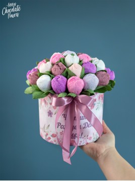 Букет цветя с шоколадови Трюфели в кръгла кутия "Aestas Rosea Hortus"