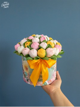 Букет цветя с шоколадови Трюфели в кръгла кутия "Flores Aprici Hortus"