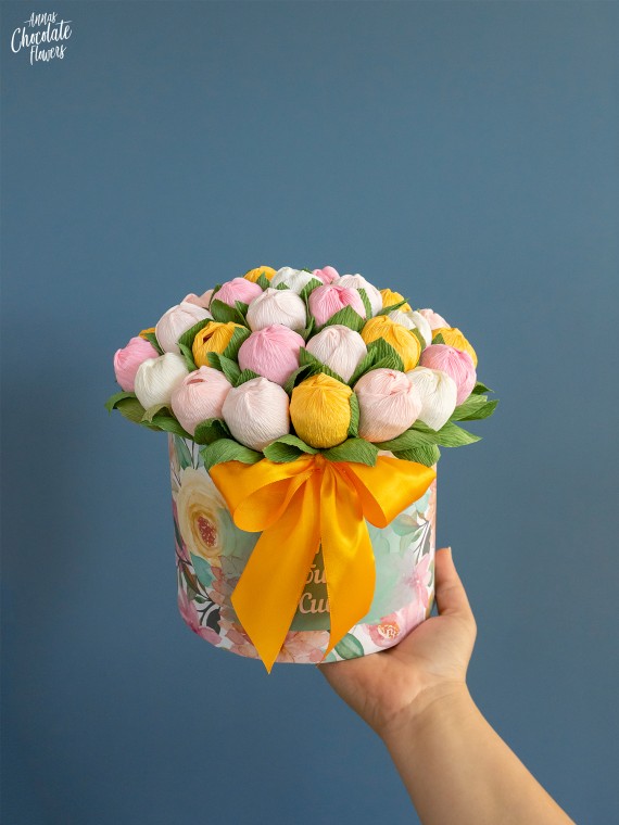 Букет цветя с шоколадови Трюфели в кръгла кутия "Flores Aprici Hortus"