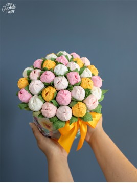 Букет цветя с шоколадови Трюфели в кръгла кутия "Flores Aprici Hortus"