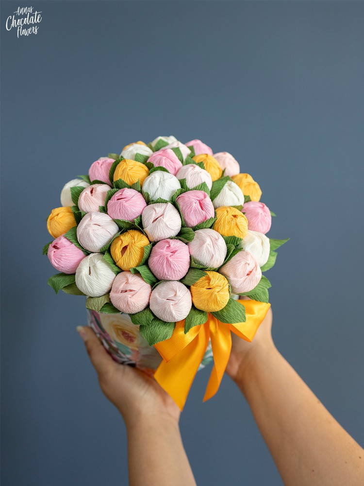 Букет цветя с шоколадови Трюфели в кръгла кутия "Flores Aprici Hortus"