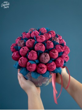Букет цветя с шоколадови Трюфели в кръгла кутия "Blue Rosea Tenebris"
