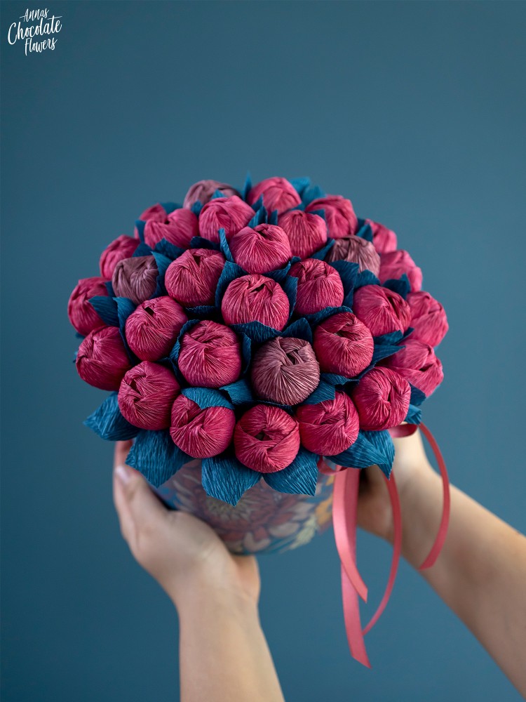 Букет цветя с шоколадови Трюфели в кръгла кутия "Blue Rosea Tenebris"
