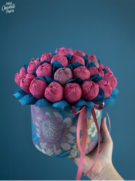 Букет цветя с шоколадови Трюфели в кръгла кутия "Blue Rosea Tenebris"