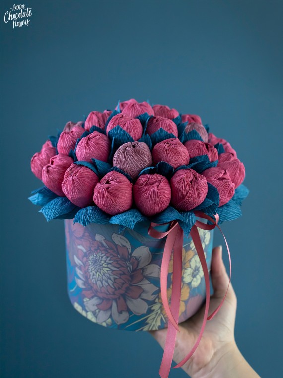 Букет цветя с шоколадови Трюфели в кръгла кутия "Blue Rosea Tenebris"