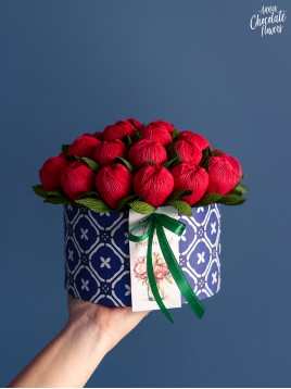 Букет цветя с шоколадови Трюфели в кръгла кутия "Red Rosae Musivo"