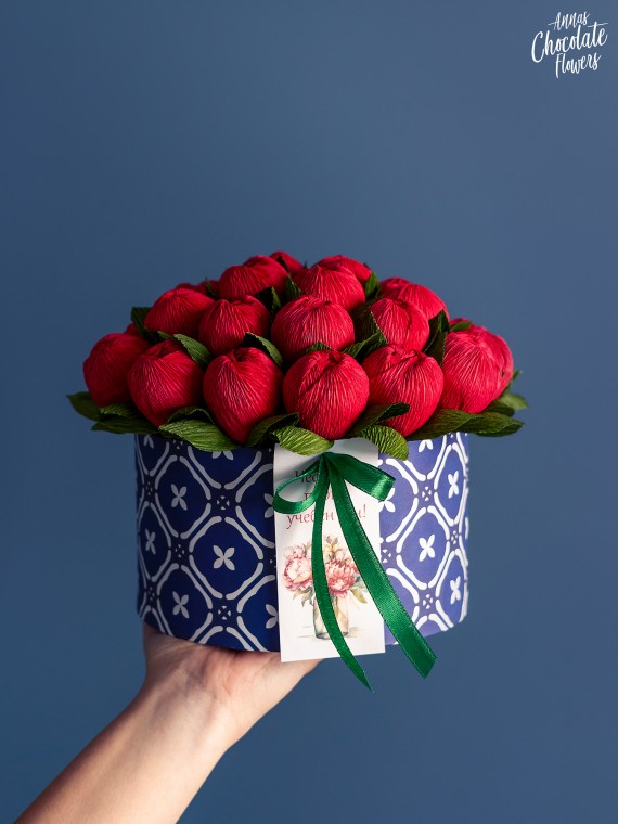 Букет цветя с шоколадови Трюфели в кръгла кутия "Red Rosae Musivo"