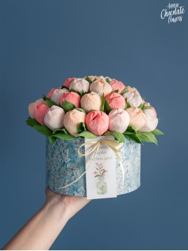 Букет цветя с шоколадови Трюфели в кръгла кутия "Persica et Turquoise"