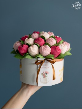 Букет цветя с шоколадови Трюфели в кръгла кутия "Tenebrae Pink Flores"