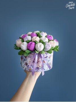 Букет цветя с шоколадови Трюфели в кръгла кутия "Papilio Purpureo Flores"