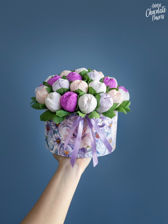Букет цветя с шоколадови Трюфели в кръгла кутия "Papilio Purpureo Flores"