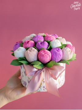 Букет цветя с шоколадови Трюфели в кръгла кутия "Flores Purpurei Horti"