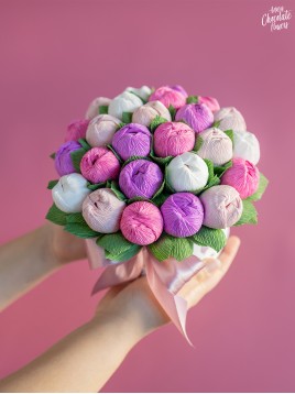 Букет цветя с шоколадови Трюфели в кръгла кутия "Flores Purpurei Horti"