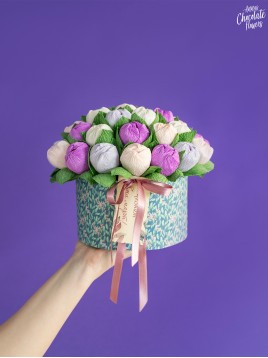 Букет цветя с шоколадови Трюфели в кръгла кутия "Purpura Hortus"