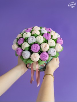 Букет цветя с шоколадови Трюфели в кръгла кутия "Purpura Hortus"