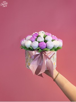 Букет цветя с шоколадови Трюфели в кръгла кутия "Papilio Hortus"