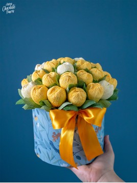 Букет цветя с шоколадови Трюфели в кръгла кутия "Flavo Flores Blue"