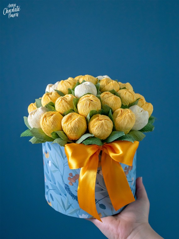 Букет цветя с шоколадови Трюфели в кръгла кутия "Flavo Flores Blue"