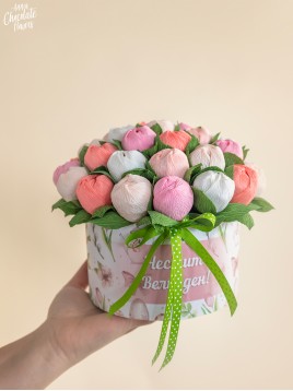 Букет цветя с шоколадови Трюфели в кръгла кутия "Tulip Hortus"