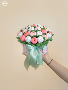 Букет цветя с шоколадови Трюфели в кръгла кутия "Persici Hortus" 