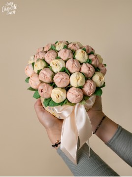 Букет цветя с шоколадови Трюфели в кръгла кутия "Flores Pastel"