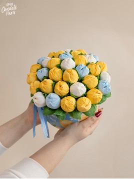 Букет цветя с шоколадови Трюфели в кръгла кутия "Lemons"