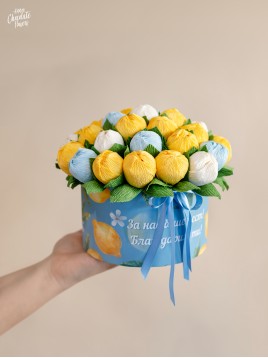 Букет цветя с шоколадови Трюфели в кръгла кутия "Lemons"