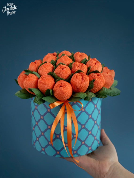 Букет цветя с шоколадови Трюфели в кръгла кутия "Orange Dulcedo"