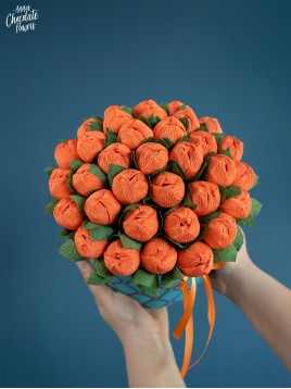 Букет цветя с шоколадови Трюфели в кръгла кутия "Orange Dulcedo"