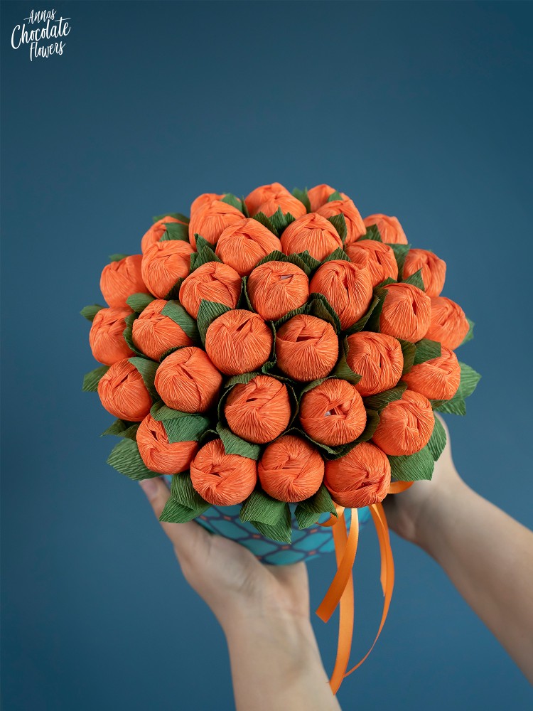 Букет цветя с шоколадови Трюфели в кръгла кутия "Orange Dulcedo"