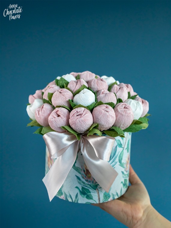 Букет цветя с шоколадови Трюфели в кръгла кутия "Rosa Favilla"
