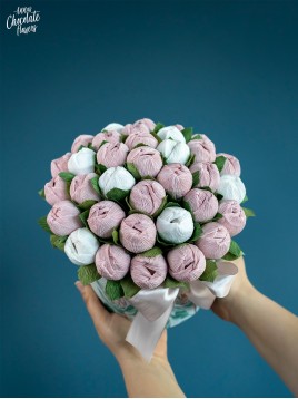 Букет цветя с шоколадови Трюфели в кръгла кутия "Rosa Favilla" 