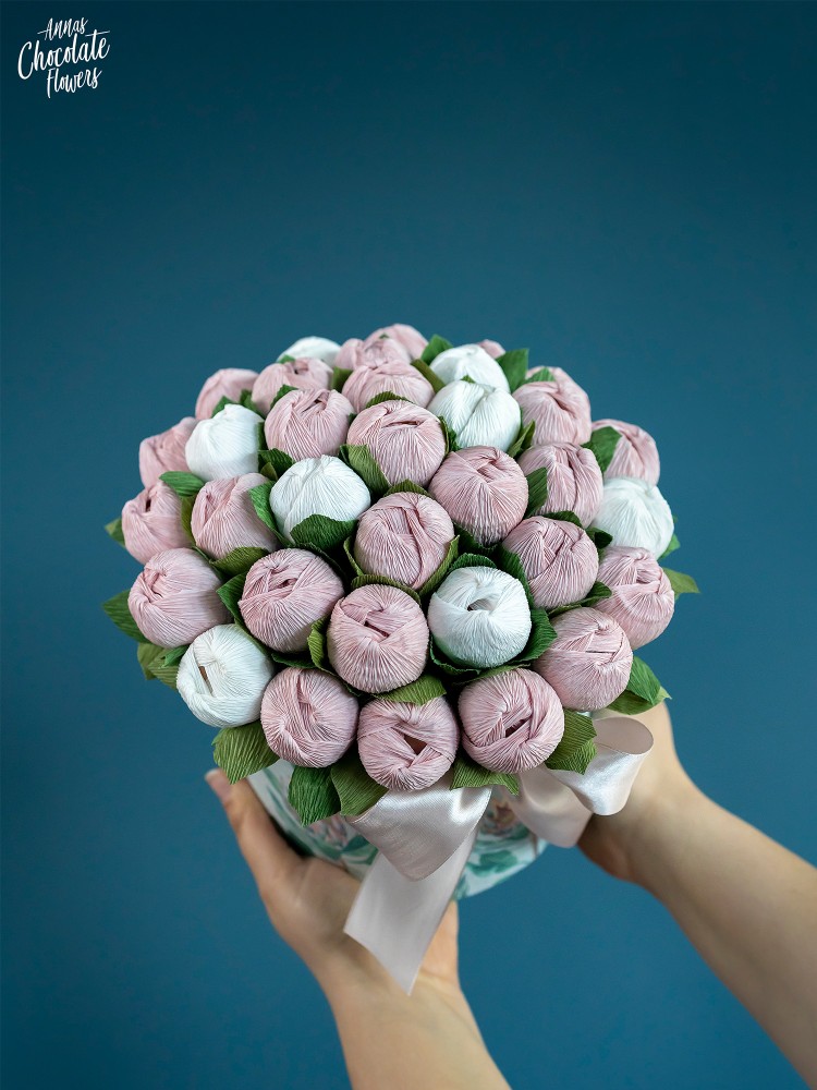 Букет цветя с шоколадови Трюфели в кръгла кутия "Rosa Favilla"