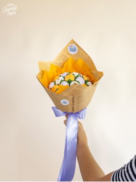  Букет в хартия с 19 цветя в пъстри тонове "Purpura Vanilla"